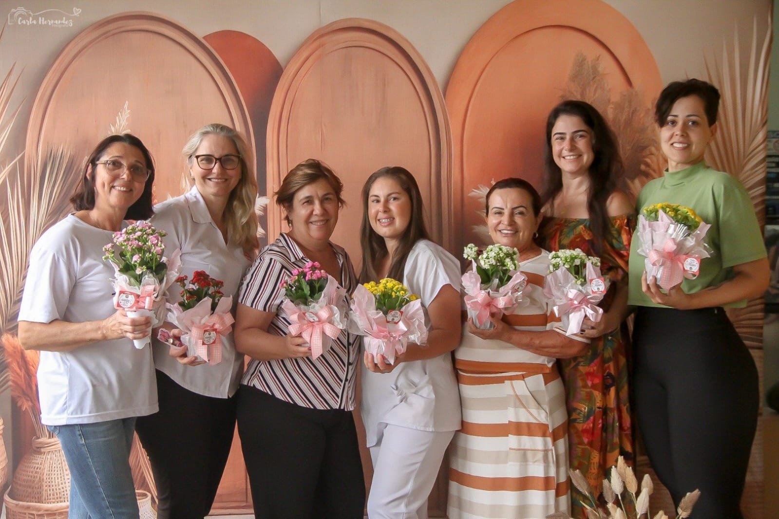 Equipe e voluntárias com arranjos florais