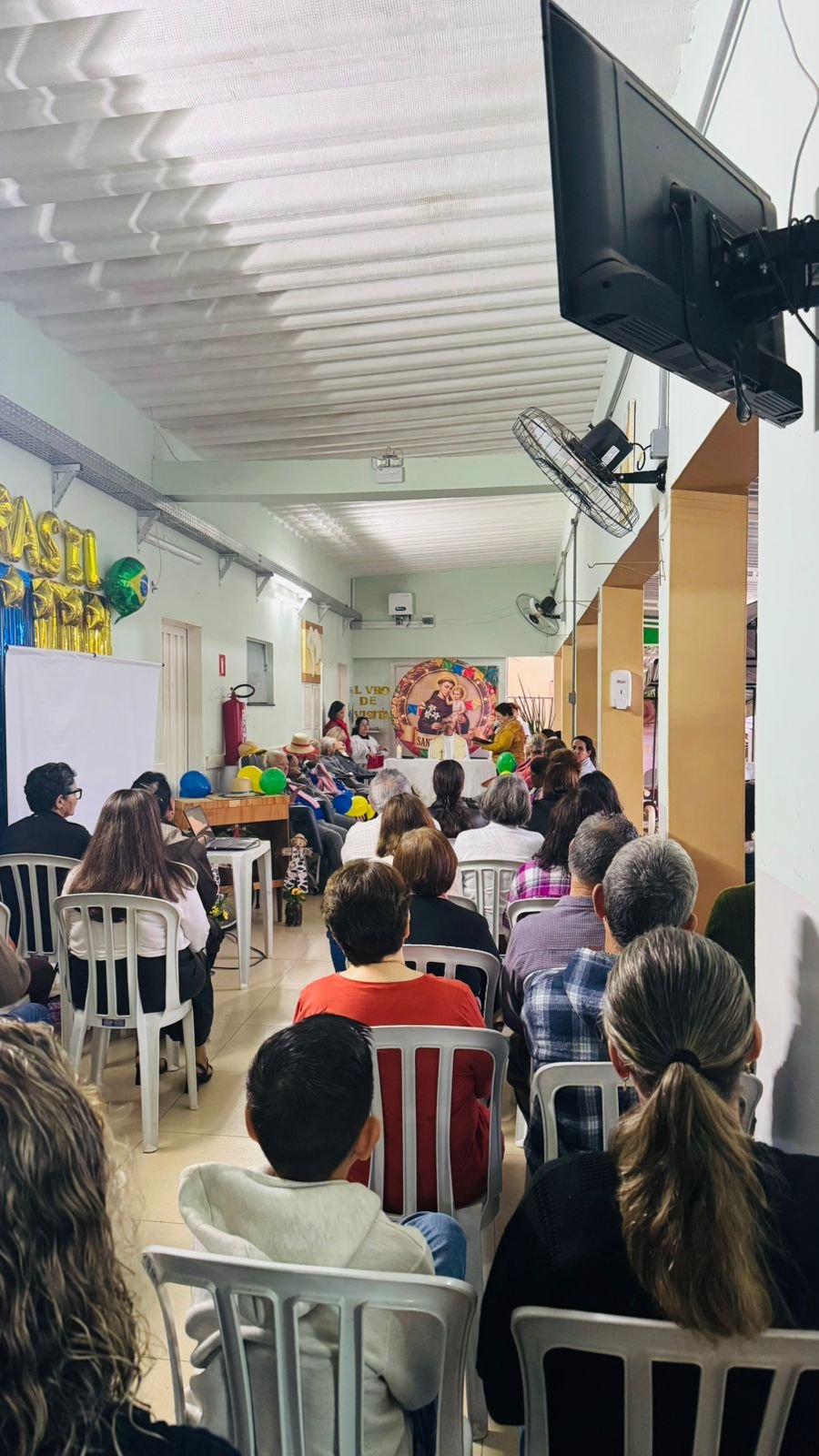 Comunidade reunida em celebração no Lar