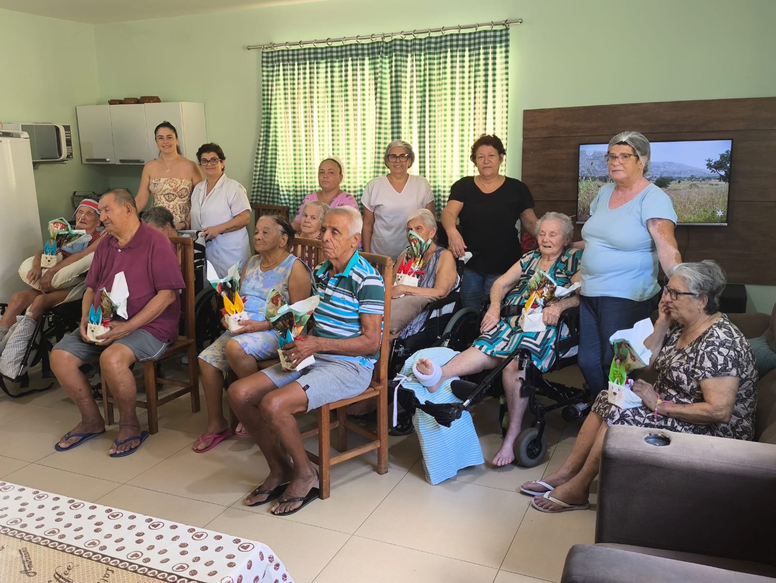 Residentes com lembrancinhas de Páscoa