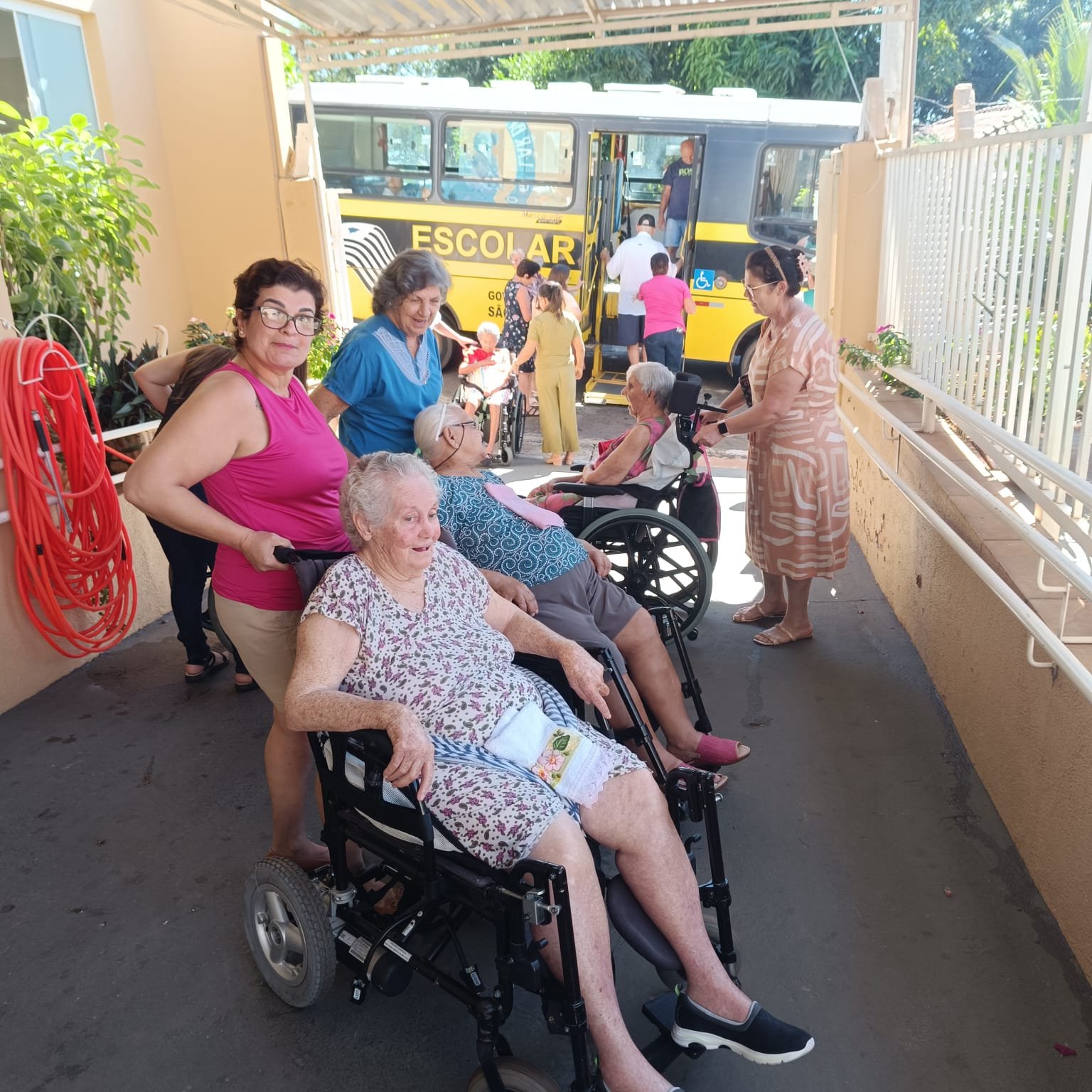 Passeio com os residentes em ônibus escolar