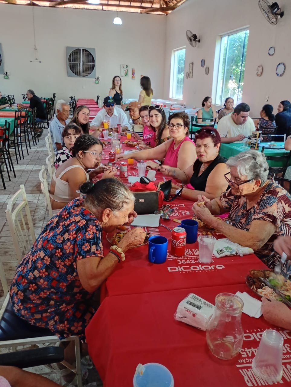 Almoço beneficente com famílias e residentes