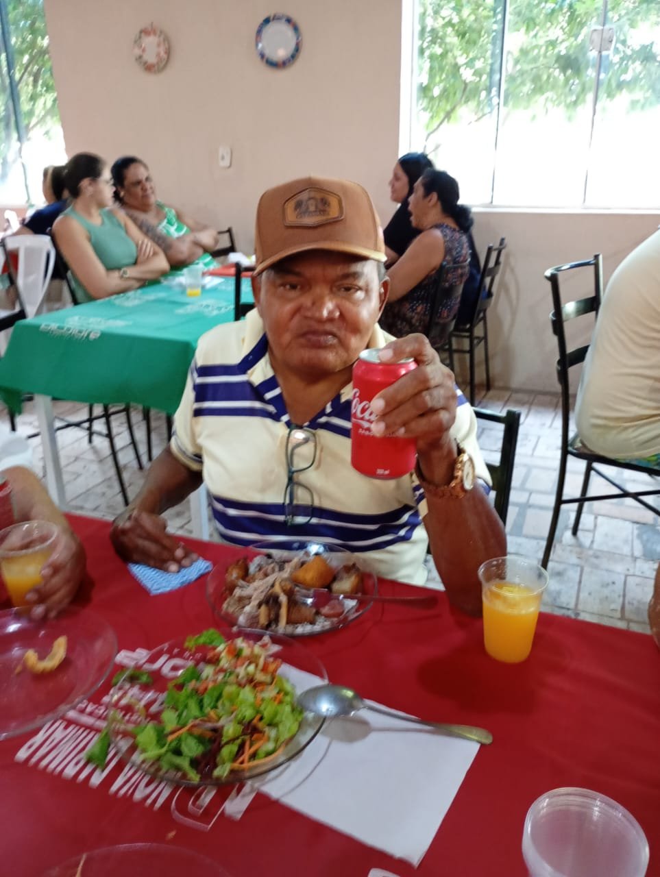Residente celebrando em almoço solidário