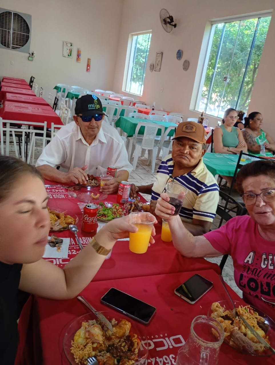 Brinde durante almoço de confraternização