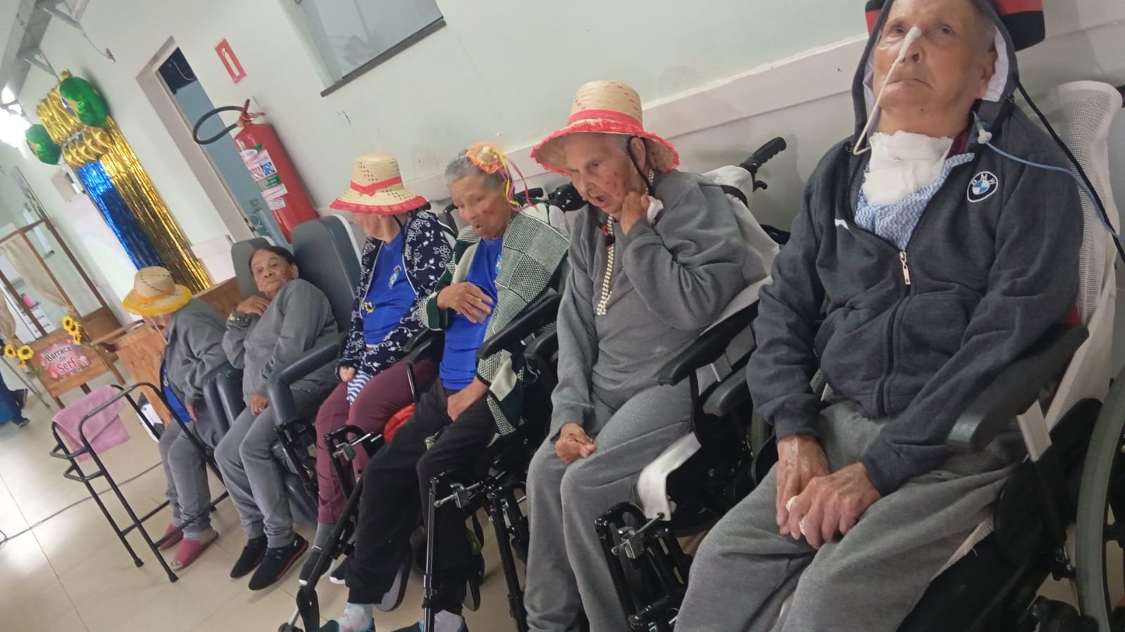 Residentes em festa junina com chapéus de palha