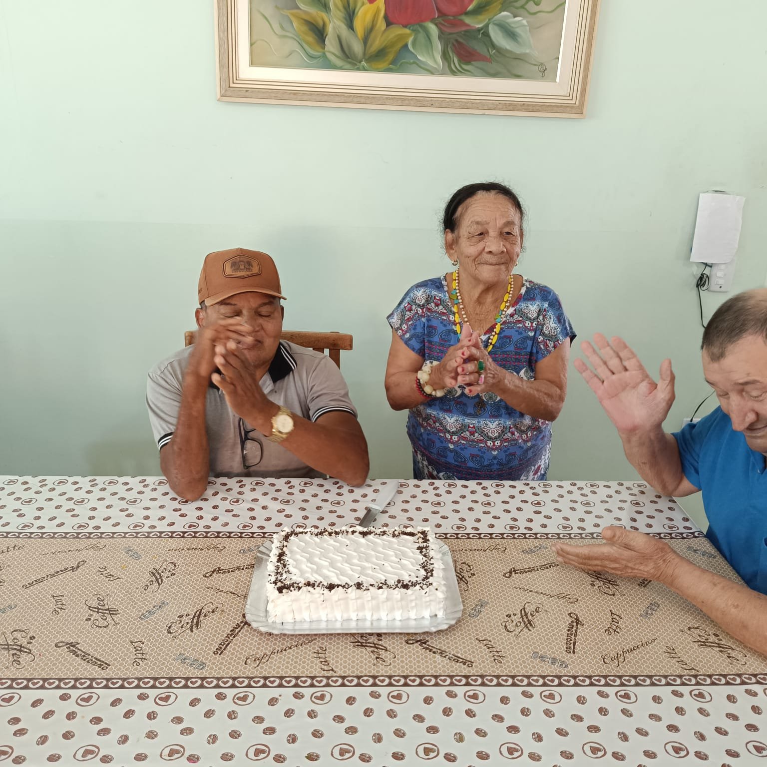 Comemoração de aniversário com bolo