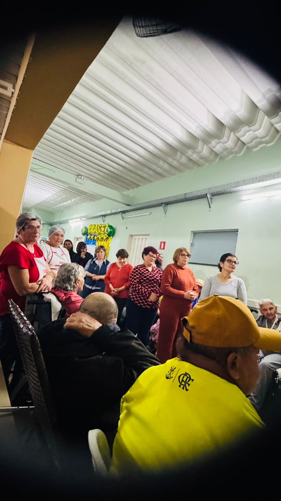 Voluntárias e comunidade reunidas no evento