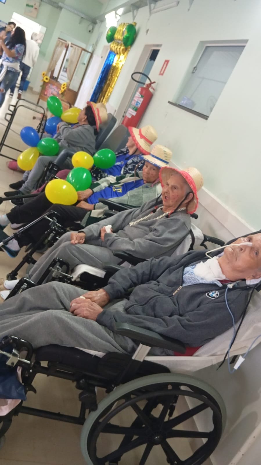 Residentes em arraiá com balões coloridos