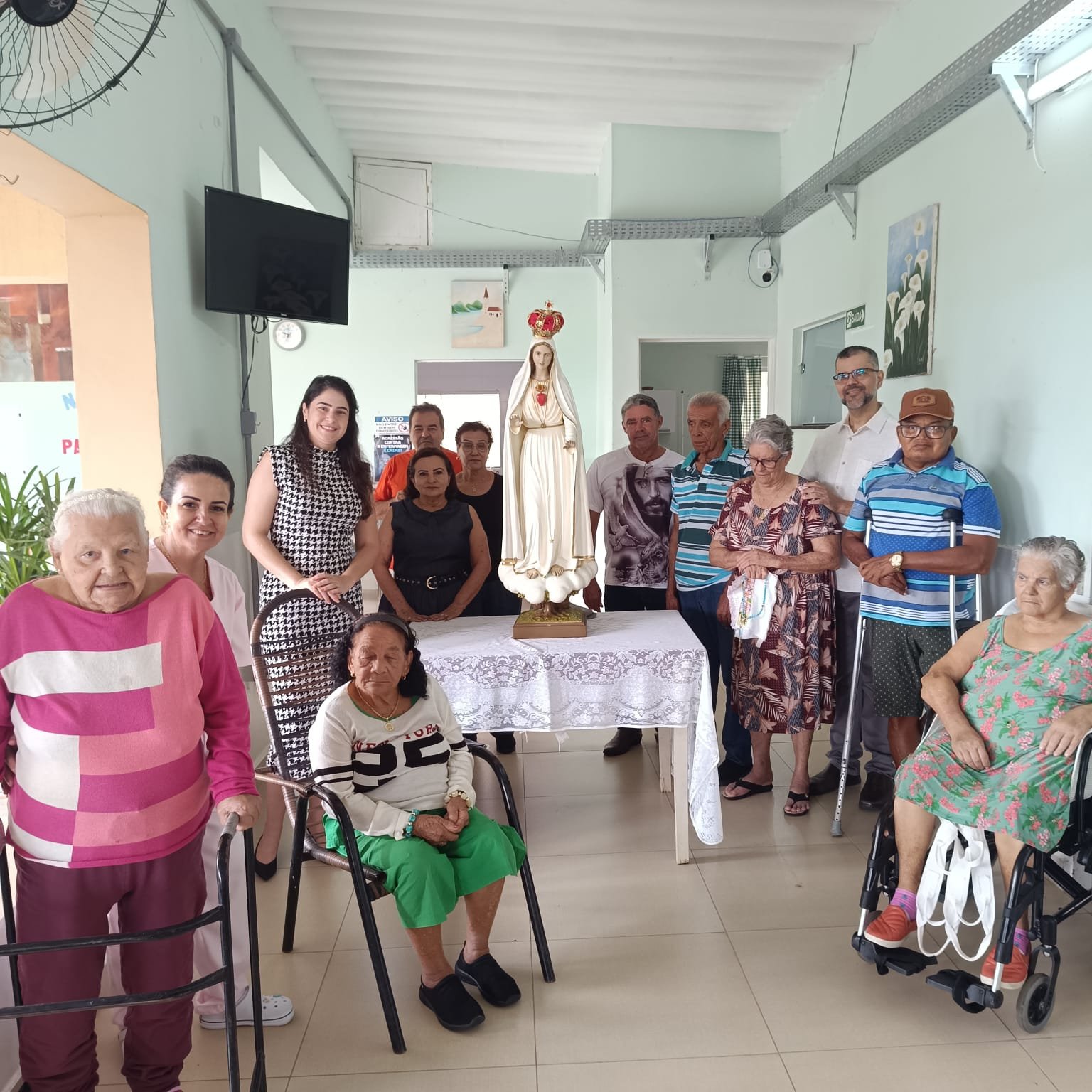 Residentes reunidos em momento de oração