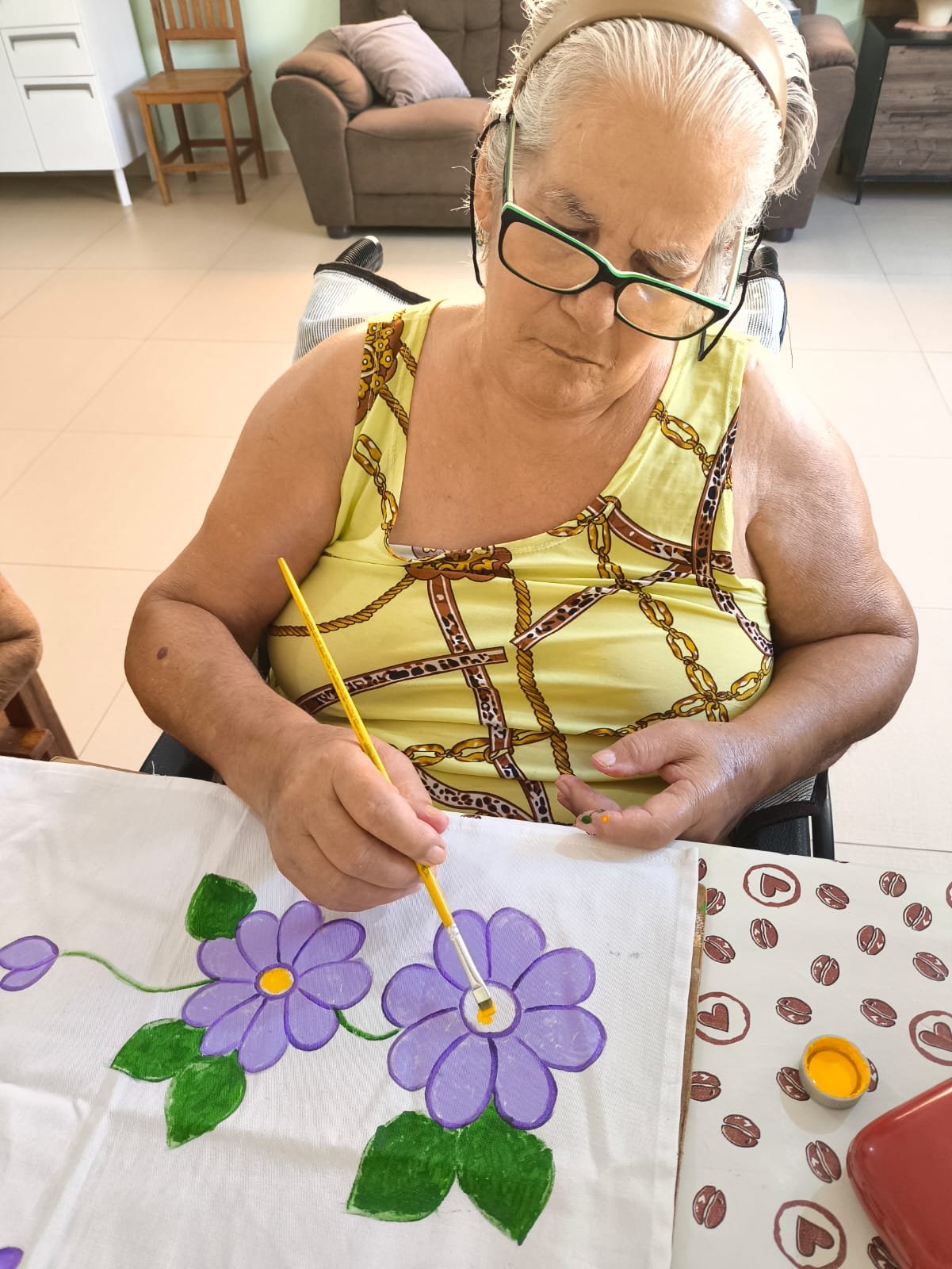 Residente pintando flores roxas