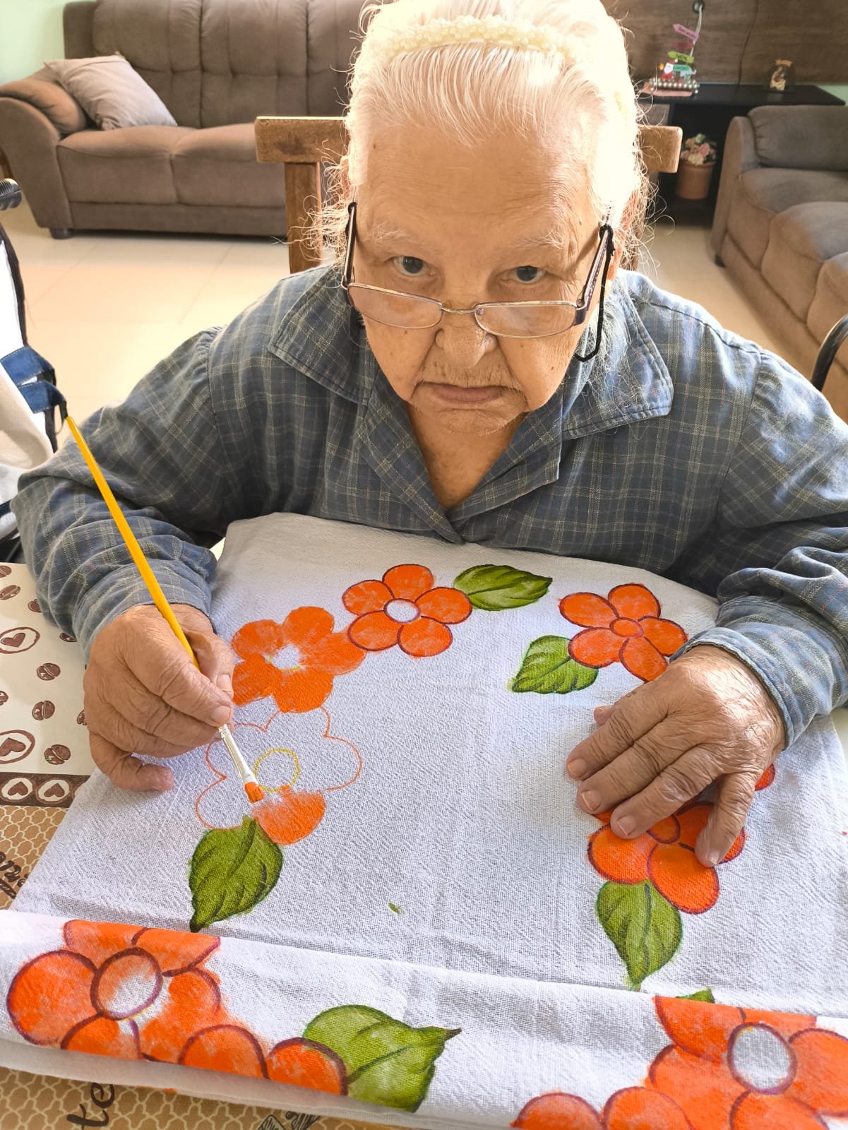 Senhora pintando flores laranjas